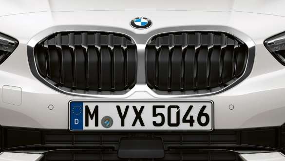 BMW serije 1, F40, dvojna ledvička, model Sport Line, kovinska barva Mineral White BMW serije 1, F40, dvojna ledvička