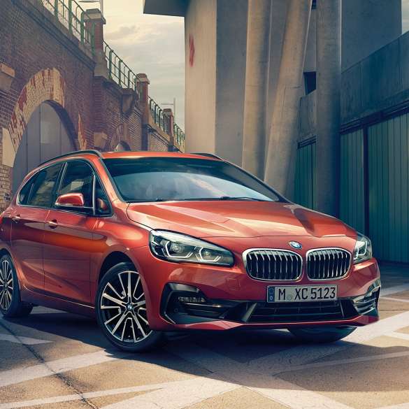 Zunanjost BMW serije 2 Active Tourer BMW serije 2 Active Tourer F45 2018, kovinska barva Sunset Orange; vozilo, parkirano na cesti – tričetrtinski pogled od spredaj