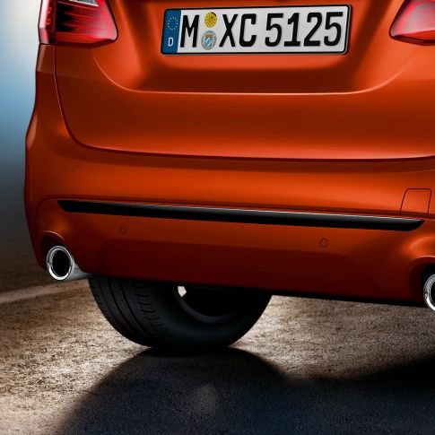 Zadek BMW serije 2 Active Tourer Zadek BMW serije 2 Active Tourer, 220i F45, kovinska barva Sunset Orange, bližnji pogled od zadaj