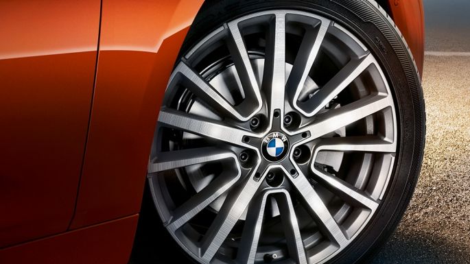 Platišče iz lahke zlitine pri BMW serije 2 Active Tourer Platišče iz lahke zlitine pri BMW serije 2 Active Tourer, F45, kovinska barva Sunset Orange, bližnji pogled na kolo