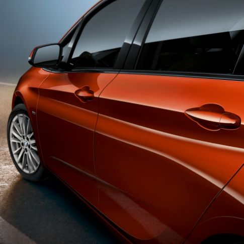 Bližnji stranski pogled na BMW serije 2 Active Tourer BMW serije 2 Active Tourer, F45, kovinska barva Sunset Orange, bližnji stranski pogled