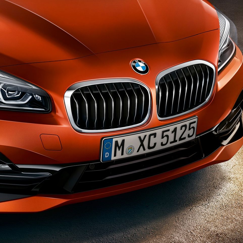 Dvojna ledvička BMW pri BMW serije 2 Active Tourer Dvojna ledvička BMW pri BMW serije 2 Active Tourer F45, kovinska barva Sunset Orange, bližnji pogled od spredaj