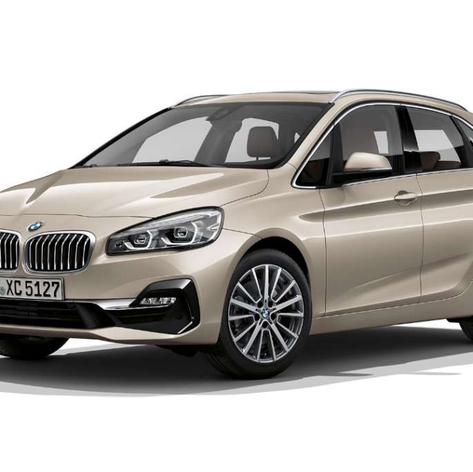 Tričetrtinski pogled spredaj na BMW serije 2 Active Tourer kot model Luxury Line BMW serije 2 Active Tourer kot model Luxury Line, 225i xDrive F45, kovinska barva Jucaro Beige, tričetrtinski pogled od spredaj