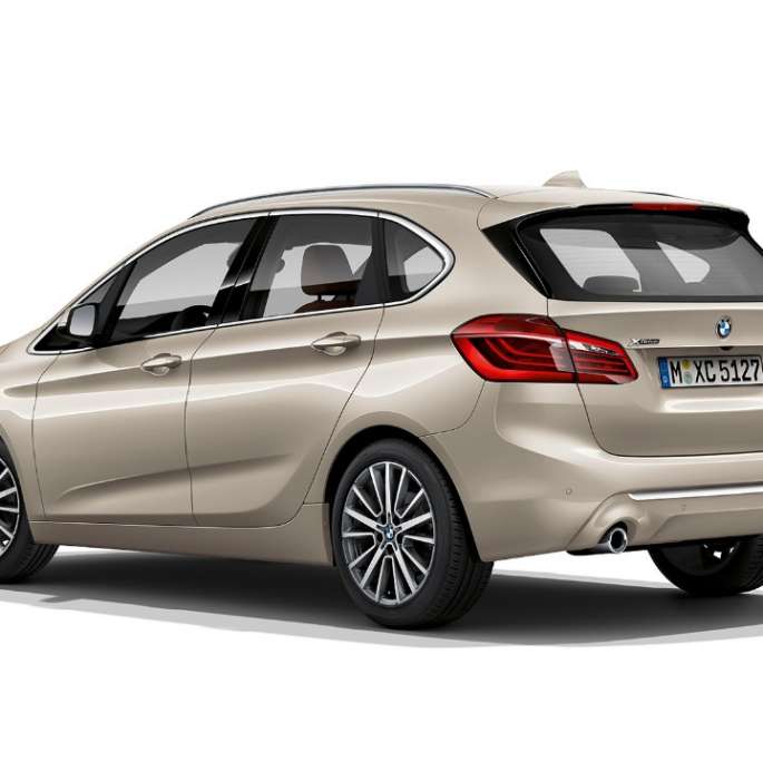 Tričetrtinski pogled zadaj na BMW serije 2 Active Tourer kot model Luxury Line BMW serije 2 Active Tourer kot model Luxury Line, 225i xDrive F45, kovinska barva Jucaro Beige, tričetrtinski pogled od zadaj