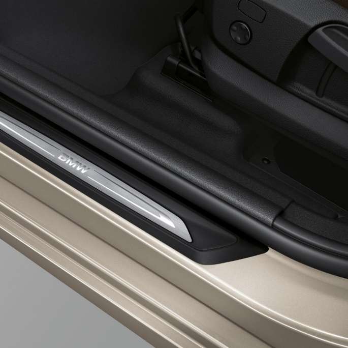 Vstopne letve pri BMW serije 2 Active Tourer kot modelu Luxury Line Vstopne letve pri BMW serije 2 Active Tourer, model Luxury Line 225i xDrive F45 2018, kovinska barva Jucaro Beige