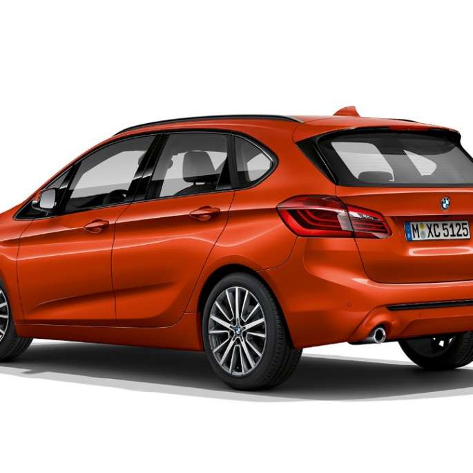Tričetrtinski pogled od zadaj na BMW serije 2 Active Tourer kot model Sport Line BMW serije 2 Active Tourer kot model Sport Line, 220i F45, kovinska barva Sunset Orange, tričetrtinski pogled od zadaj