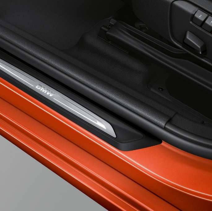 Vstopne letve pri BMW serije 2 Active Tourer kot modelu Sport Line Vstopne letve pri BMW serije 2 Active Tourer, model Sport Line 220i F45 2018, kovinska barva Sunset Orange