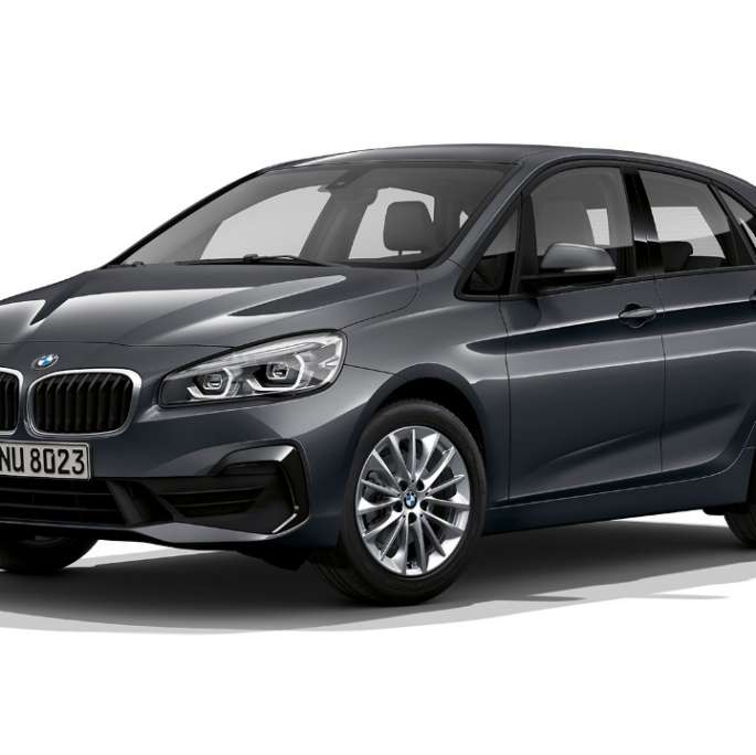 Tričetrtinski pogled od spredaj na BMW serije 2 Active Tourer kot model Advantage BMW serije 2 Active Tourer 218i F45, model Advantage, kovinska barva Mineral Grey, tričetrtinski pogled od spredaj