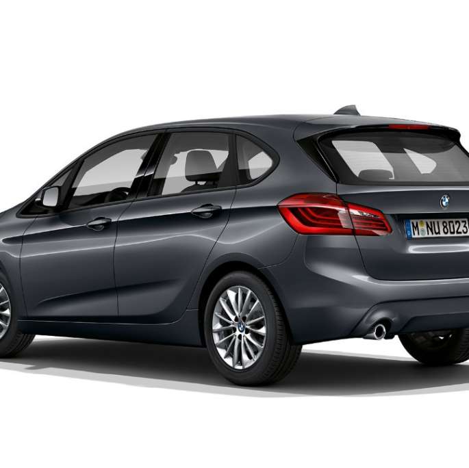 Tričetrtinski pogled od zadaj na BMW serije 2 Active Tourer kot model Advantage BMW serije 2 Active Tourer 218i F45, kovinska barva Mineral Grey, tričetrtinski pogled od zadaj