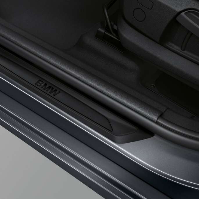 Vstopne letve pri BMW serije 2 Active Tourer kot modelu Advantage Vstopne letve pri BMW serije 2 Active Tourer, 218i F45, kovinska barva Mineral Grey