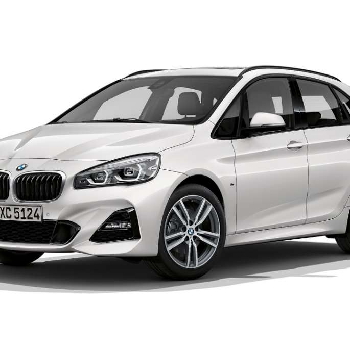 BMW serije 2 Active Tourer kot model M Sport BMW serije 2 Active Tourer 220d xDrive, model M Sport F45, kovinska barva Mineral White, tričetrtinski pogled od spredaj