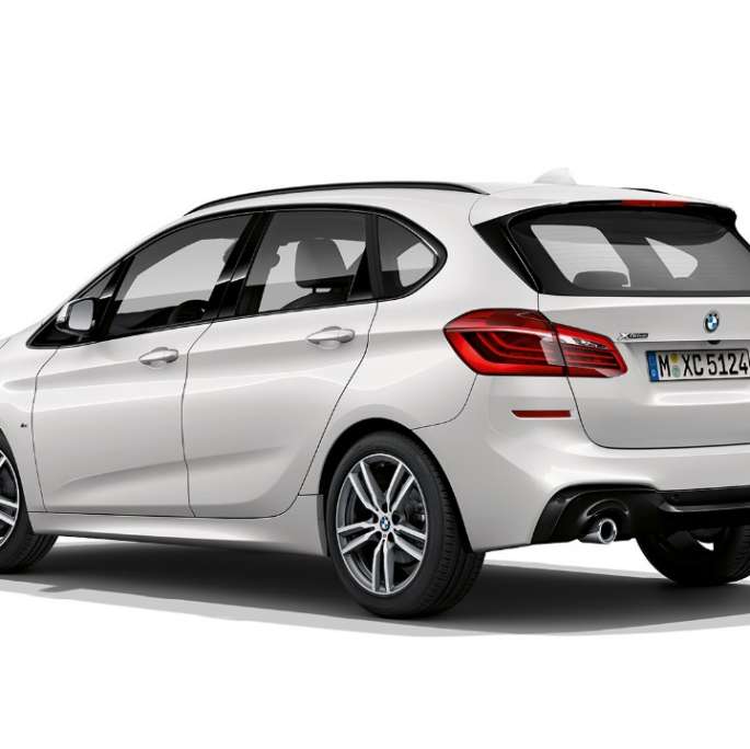 Tričetrtinski pogled od zadaj na BMW serije 2 Active Tourer kot model M Sport BMW serije 2 Active Tourer 220d xDrive, model M Sport F45, kovinska barva Mineral White, tričetrtinski pogled od zadaj