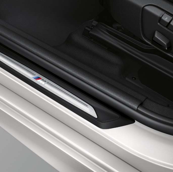 Vstopne letve pri BMW serije 2 Active Tourer kot modelu M Sport Vstopne letve pri BMW serije 2 Active Tourer 220d xDrive, model M Sport F45, kovinska barva Mineral White, zunanjost