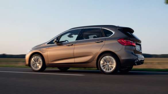 Priključni hibrid BMW 225xe Active Tourer, F45, tričetrtinski pogled od spredaj med vožnjo Priključni hibrid BMW 225xe Active Tourer, F45, tričetrtinski pogled od spredaj med vožnjo po cesti