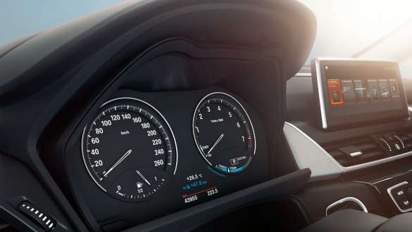 Instrumentna plošča s tehnologijo Black Panel v BMW serije 2 Active Tourer Instrumentna plošča s tehnologijo Black Panel v BMW serije 2 Active Tourer, F45 2018, notranjost