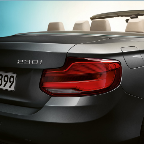 BMW serija 2 Cabrio, ime modela na zadnji strani BMW serija 2 Cabrio, ime modela na zadnji strani