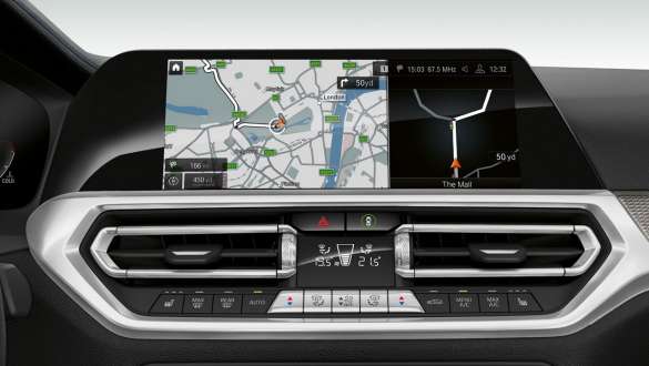 BMW serije 3 Limuzina (G20), BMW Live Cockpit Professional. Bližnji pogled od spredaj na zaslon v kokpitu BMW serije 3 Limuzina (G20) z BMW Live Cockpit Professional.