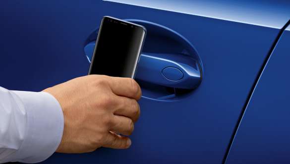 BMW serije 3 Limuzina (G20), Driving Assistant Professional. Bližnji pogled od spredaj na zaslon v kokpitu BMW serije 3 Limuzina (G20) z Driving Assistant Professional.