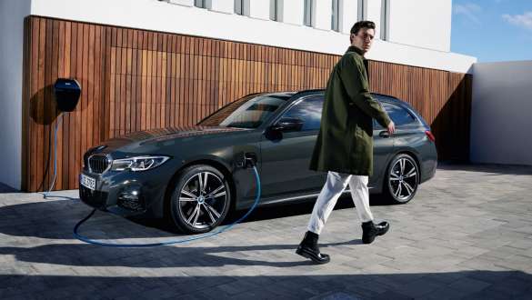 Priključni hibrid BMW serije 3 Touring, 2021, G21, tričetrtinski stranski pogled na BMW Wallbox Priključni hibrid BMW serije 3 Touring, 2021, G21, tričetrtinski stranski pogled na BMW Wallbox z manekenko