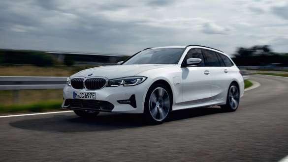 Priključni hibrid BMW serije 3 Touring, 2021, G21, tričetrtinski pogled od spredaj, vožnja Priključni hibrid BMW serije 3 Touring, 2021, G21, tričetrtinski pogled od spredaj, vožnja po cesti