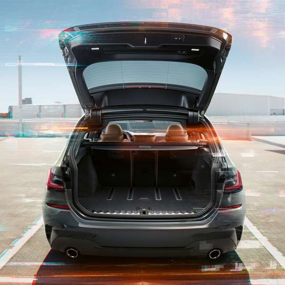 BMW serije 3 Touring, posnetek od zadaj z odprtimi vrati prtljažnika BMW serije 3 Touring, posnetek od zadaj z odprtimi vrati prtljažnika na parkirišču v mestnem okolju