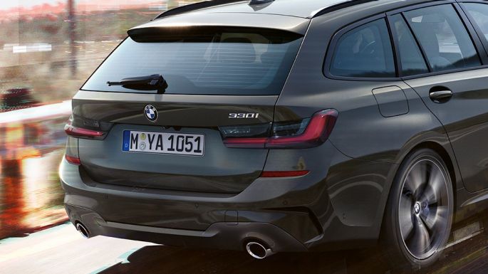 BMW serije 3 Touring, tričetrtinski posnetek od zadaj BMW serije 3 Touring, tričetrtinski posnetek od zadaj med vožnjo na mostu pred podeželskim okoljem