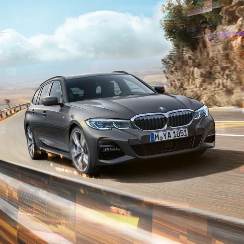 BMW serije 3 Touring, tričetrtinski posnetek od spredaj, oblika BMW serije 3 Touring, tričetrtinski posnetek od spredaj med vožnjo na mostu pred podeželskim okoljem