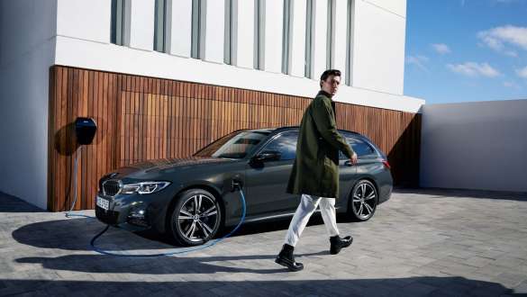 BMW serije 3 Touring, G21, 2021, priključni hibrid BMW, tričetrtinski stranski pogled na BMW Wallbox BMW serije 3 Touring, G21, 2021, priključni hibrid BMW, tričetrtinski stranski pogled na BMW Wallbox z manekenko