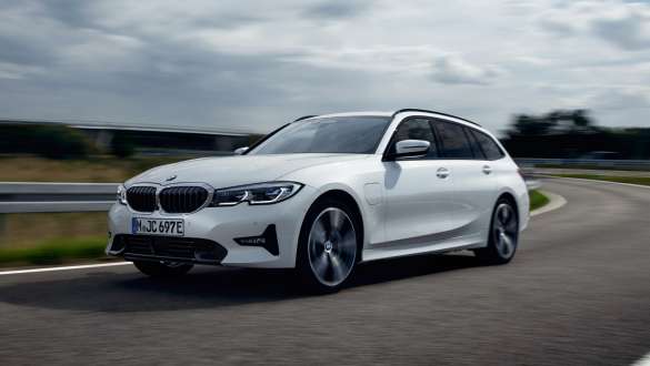 BMW serije 3 Touring, G21, 2021, priključni hibrid BMW, tričetrtinski pogled od spredaj med vožnjo BMW serije 3 Touring, G21, 2021, priključni hibrid BMW, tričetrtinski pogled od spredaj med vožnjo po cesti