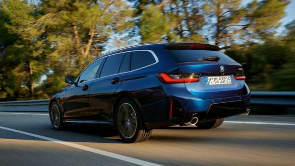 BMW serije 3 Touring, priključni hibrid, G21, tričetrtinski pogled od zadaj BMW serije 3 Touring, priključni hibrid, G21, tričetrtinski pogled od zadaj med vožnjo
