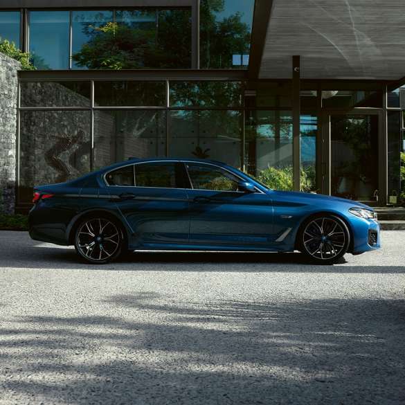 Zunanjost BMW serije 5 Limuzina G30 BMW serije 5 Limuzina G30, osvežitev 2020, Phytonic Blue, stranski pogled na parkirano vozilo