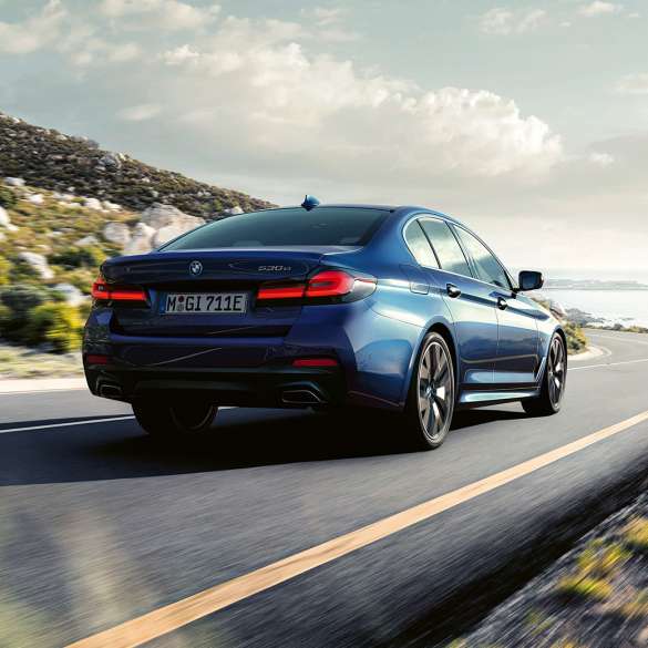 Vozna dinamika BMW serije 5 Limuzina G30 Vozna dinamika BMW serije 5 Limuzina, G30, Phytonic Blue, tričetrtinski pogled od zadaj med vožnjo