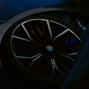 M lita alu. platišča Y-spoke 846 M za BMW serije 5 Limuzina G30 M lita alu. platišča Y-spoke 846 M za BMW serije 5 Limuzina, G30, osvežitev 2020, Phytonic Blue, bližnji pogled