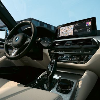 Notranjost BMW serije 5 Limuzina G30 Nadzorni prikazovalnik in usnjen športni volan v BMW serije 5 Limuzina, G30, osvežitev 2020, notranjost