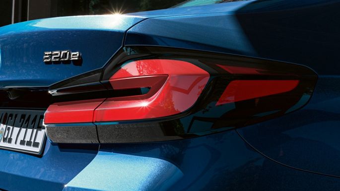 3D oblikovane zadnje luči pri BMW serije 5 Limuzina G30 3D oblikovane zadnje luči pri BMW serije 5 Limuzina, G30, osvežitev 2020, Phytonic Blue, bližnji pogled od zadaj