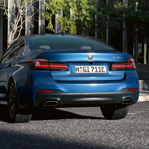 Podaljšan zadnji odbijač pri BMW serije 5 Limuzina G30 Zaključki izpušnih cevi proste oblike pri BMW serije 5 Limuzina, G30, osvežitev 2020, Phytonic Blue, bližnji pogled od zadaj