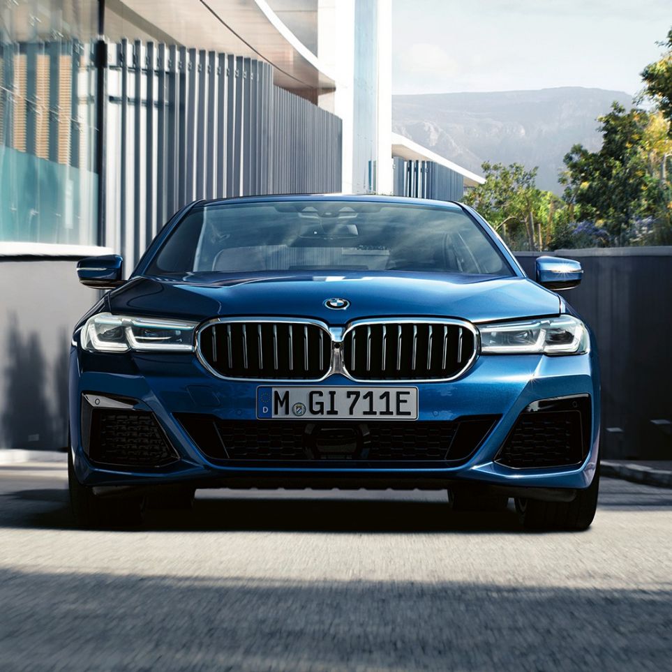 Dvojna ledvička in podaljšan sprednji odbijač z odprtinami za zrak pri BMW serije 5 Limuzina G30 Dvojna ledvička in podaljšan sprednji odbijač z odprtinami za zrak pri BMW serije 5 Limuzina G30, osvežitev 2020, Phytonic Blue, bližnji pogled od spredaj