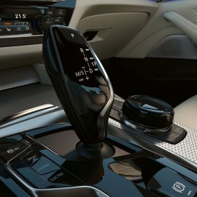 Upravljalni elementi v BMW serije 5 Limuzina G30 Upravljalni elementi črne barve visokega sijaja v BMW serije 5 Limuzina, G30, osvežitev 2020, notranjost