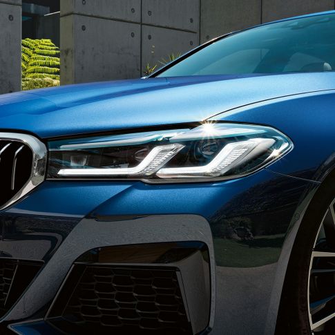 Laserske luči BMW pri BMW serije 5 Limuzina G30 Laserske luči BMW pri BMW serije 5 Limuzina G30, osvežitev 2020, Phytonic Blue, bližnji pogled od spredaj
