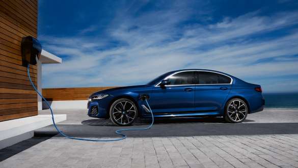 BMW serije 5 Limuzina, priključni hibrid, 2021, G30, stranski pogled BMW serije 5 Limuzina, priključni hibrid, 2021, G30, stranski pogled na BMW Wallbox