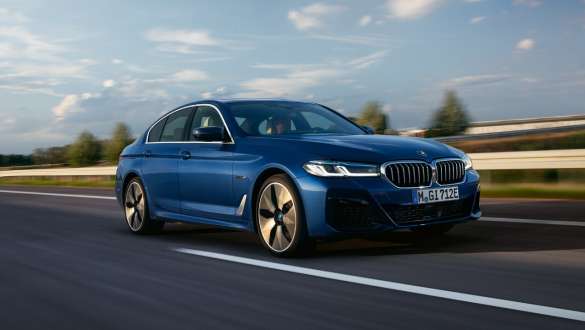 BMW serije 5 Limuzina, priključni hibrid, 2021, G30, tričetrtinski pogled od spredaj med vožnjo BMW serije 5 Limuzina, priključni hibrid, 2021, G30, tričetrtinski pogled od spredaj med vožnjo na cesti
