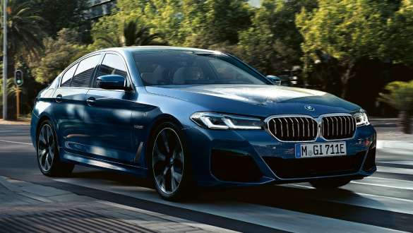 BMW serije 5 Limuzina, G30, tričetrtinski pogled od spredaj BMW serije 5 Limuzina, G30, osvežitev 2020, kovinska barva Phytonic Blue, tričetrtinski pogled od spredaj med vožnjo po ulici
