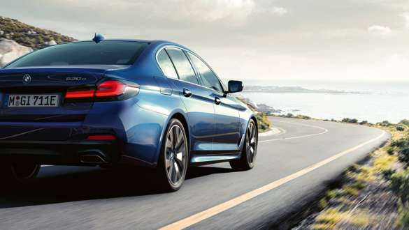 BMW serije 5 Limuzina, G30, integralno aktivno krmiljenje BMW serije 5 Limuzina, G30, osvežitev 2020, integralno aktivno krmiljenje, tričetrtinski pogled od zadaj med vožnjo