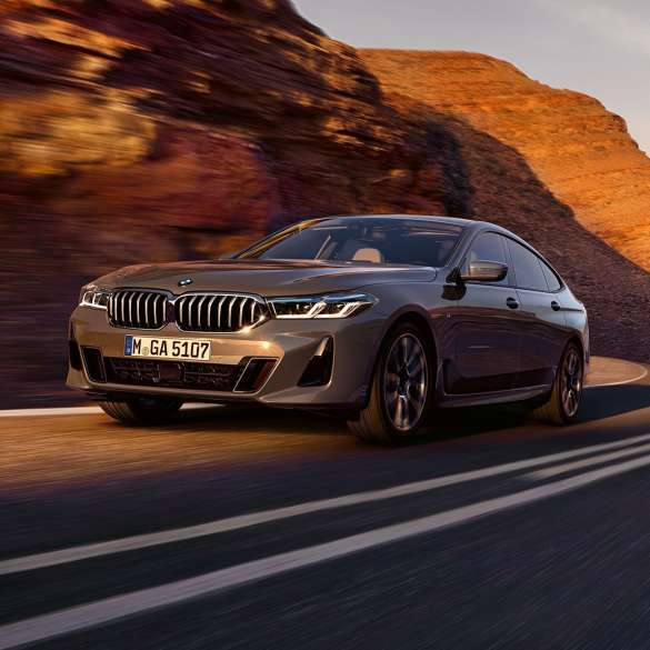 BMW serije 6 Gran Turismo G32 2020 BMW serije 6 Gran Turismo, 640i xDrive, G32, 2020, Bernina Grey, tričetrtinski pogled od spredaj med vožnjo skozi pokrajino
