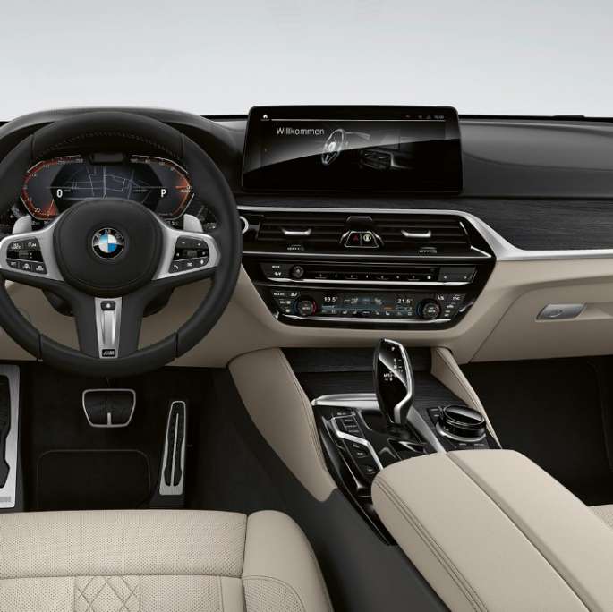 Kokpit v BMW serije 6 Gran Turismo, paket M Sport, G32, 2020 BMW serije 6 Gran Turismo, G32, 640i xDrive, 2020, M Sport paket, ekskluzivno usnje Nappa v barvi Ivory White, notranjost