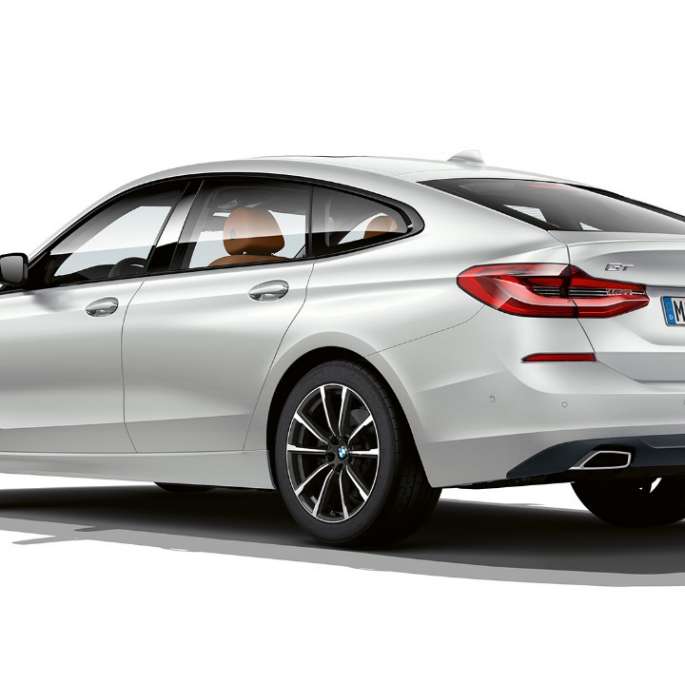 Zadek BMW serije 6 Gran Turismo, oprema Basic, G32, 2020 BMW serije 6 Gran Turismo, G32, 620d, 2020, oprema Basic, kovinska barva Mineral White, tričetrtinski pogled od zadaj