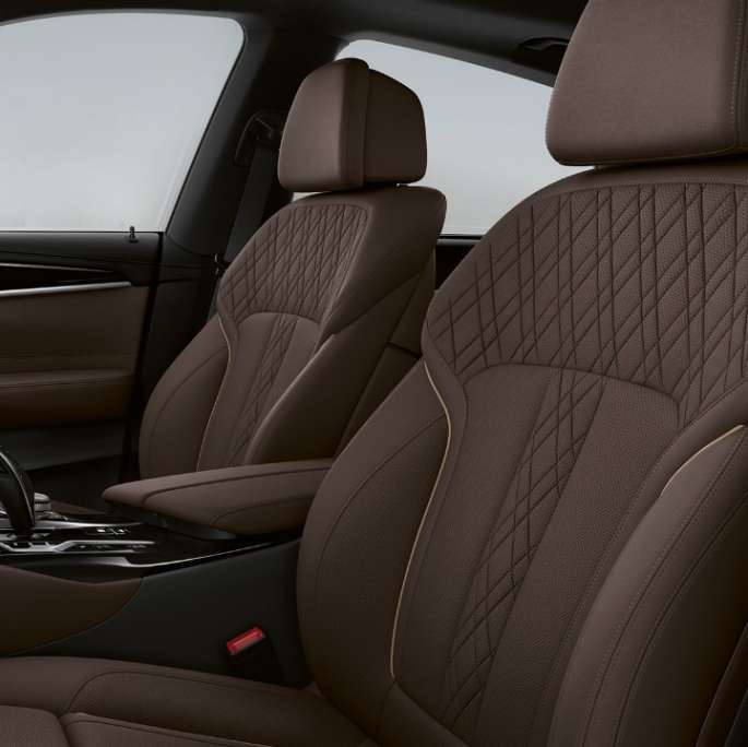 Oblazinjenje v BMW serije 6 Gran Turismo, Luxury Line, G32, 2020 Oblazinjenje v ekskluzivnem usnju Nappa v barvi Mocha v BMW serije 6 Gran Turismo, G32, 640d xDrive, 2020, Luxury Line, notranjost