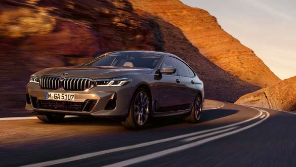 Integralno aktivno krmiljenje v BMW serije 6 Gran Turismo, G32, 2020 Integralno aktivno krmiljenje v BMW serije 6 Gran Turismo, G32, 2020, tričetrtinski pogled od zadaj med vožnjo