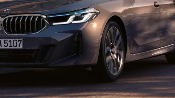 Prilagodljivo dvoosno zračno vzmetenje pri BMW serije 6 Gran Turismo, G32, 2020 Prilagodljivo dvoosno zračno vzmetenje pri BMW serije 6 Gran Turismo, G32, 2020, tričetrtinski bližnji pogled od spredaj