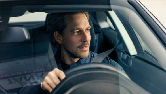 Moški za volanom BMW Moški za volanom BMW gleda skozi vetrobransko steklo